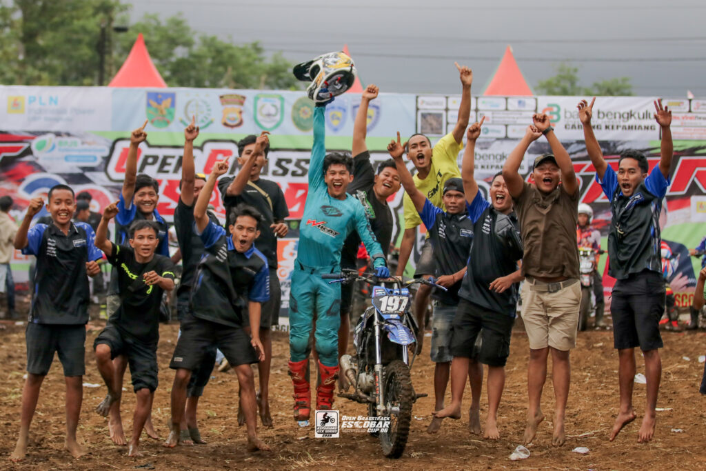 Juara Umum Open Grasstrack Escobar Cup 06 Kategori OPEN Asal Lampung: Opick Beke No. Start 197 (Tim DIMAS PS x ACEL171 x ZCND x MB pro).